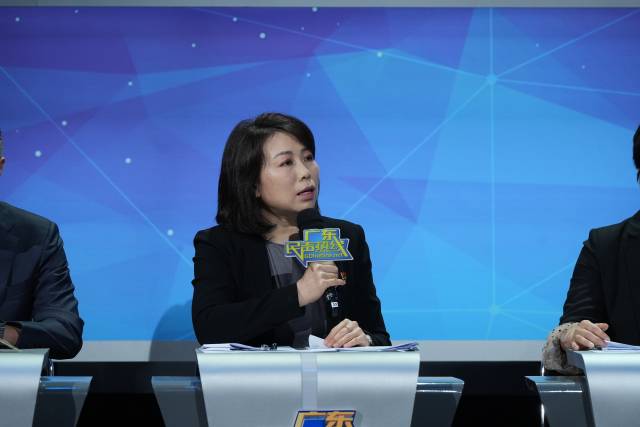 董辉回应学校体育教练员岗位设置。 董辉回应学校体育教练员岗位设置。