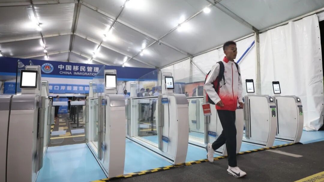 一线连双城的十一个小时——全运会历史上首次跨境马拉松赛直击