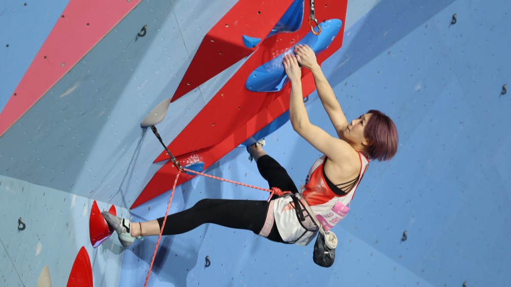 攀岩首个金牌日：老将胜出 少年有笑有泪