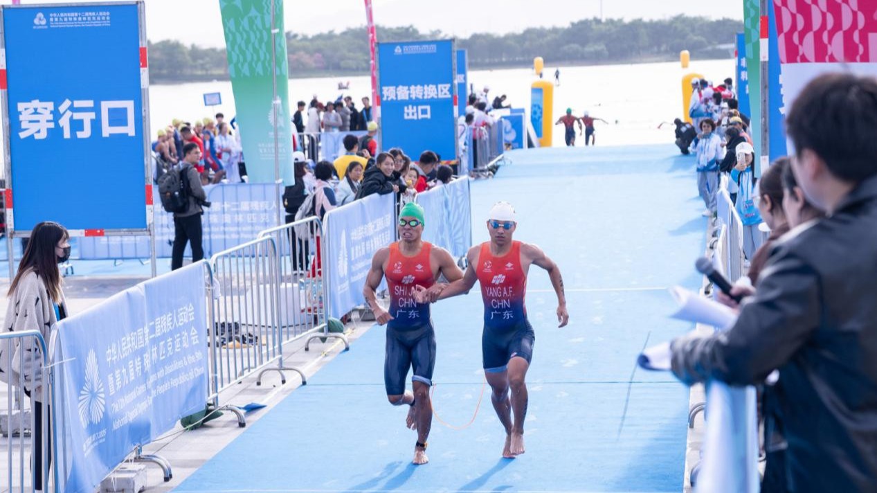 在残特奥会铁人三项赛场，他们“越过山丘”