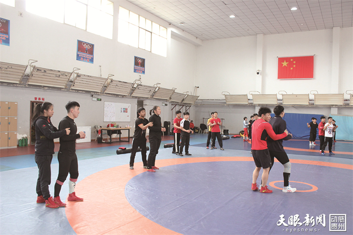 专项训练前，两两一组，进行热身.jpg
