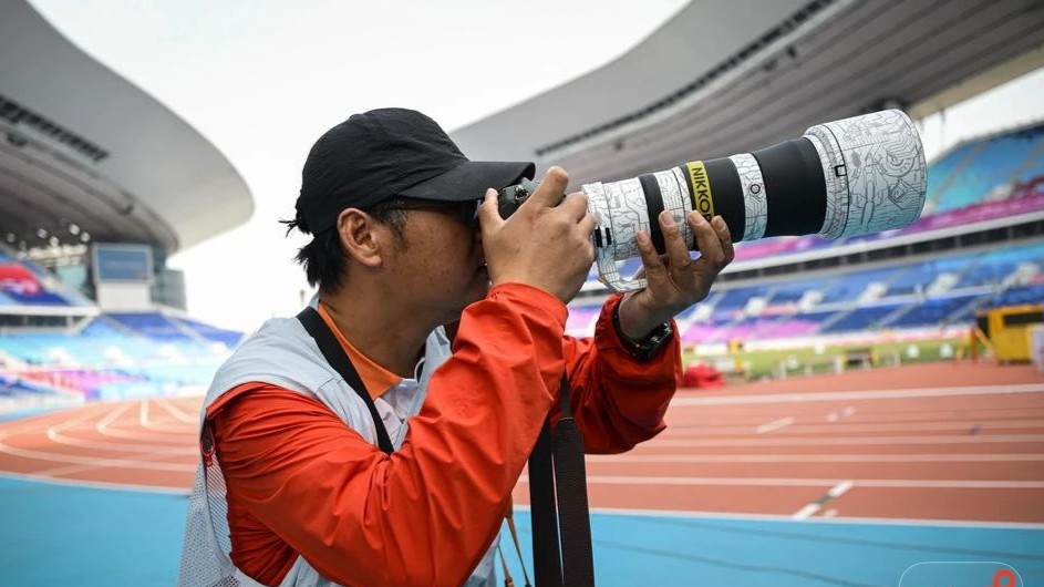 残特奥会田径赛场上特殊的见证者：听障摄影记者朱德春