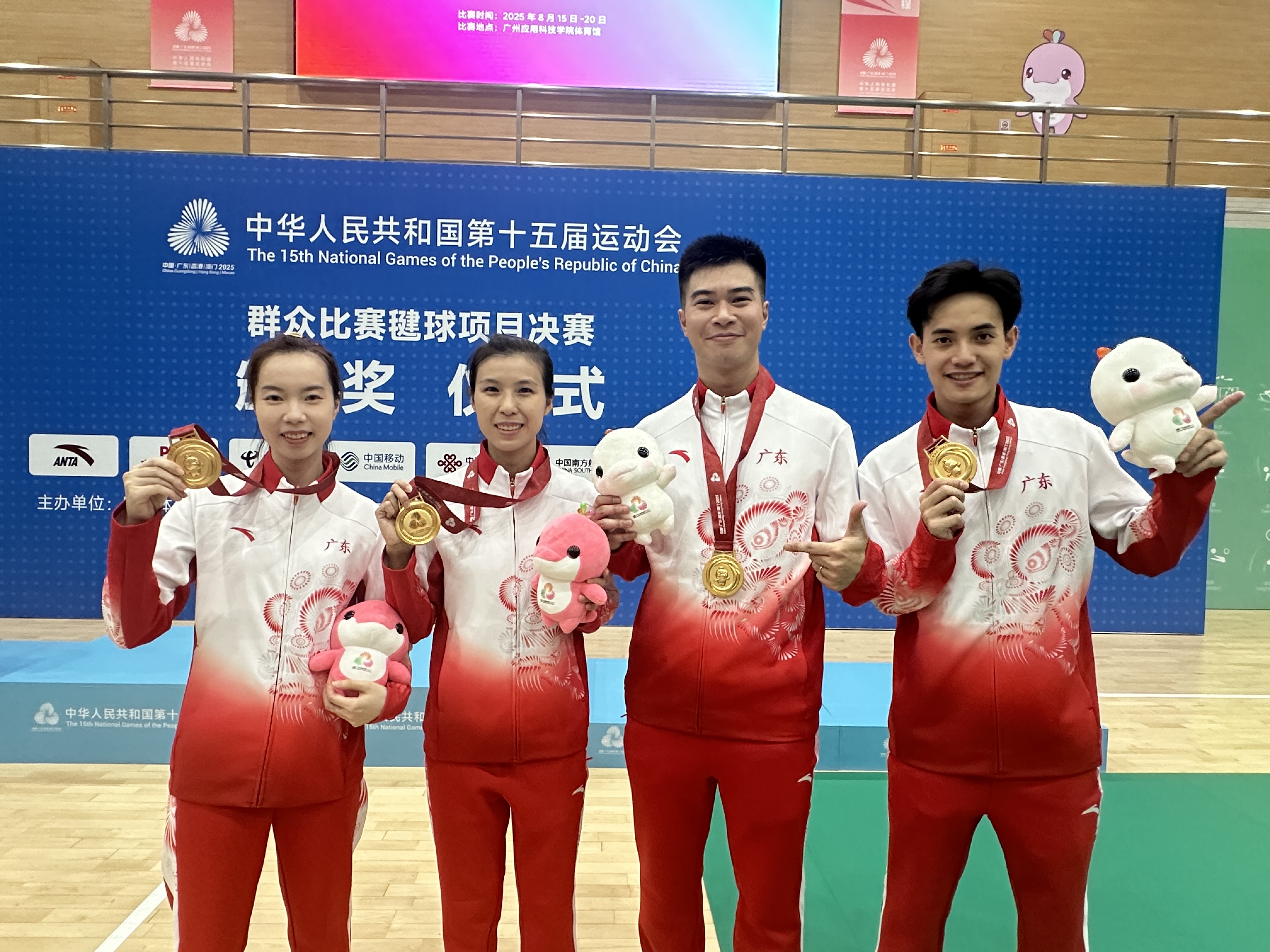 广东队派出（从左到右）陈畑怡、刘叶婷、黎文涛、谢维俊组成的“黄金阵容”夺得本次赛事首金。肇庆市融媒体中心记者 刘浩辉 摄
