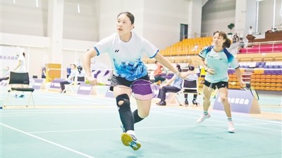 河南省羽毛球“达人”郑州挥拍争上全运会