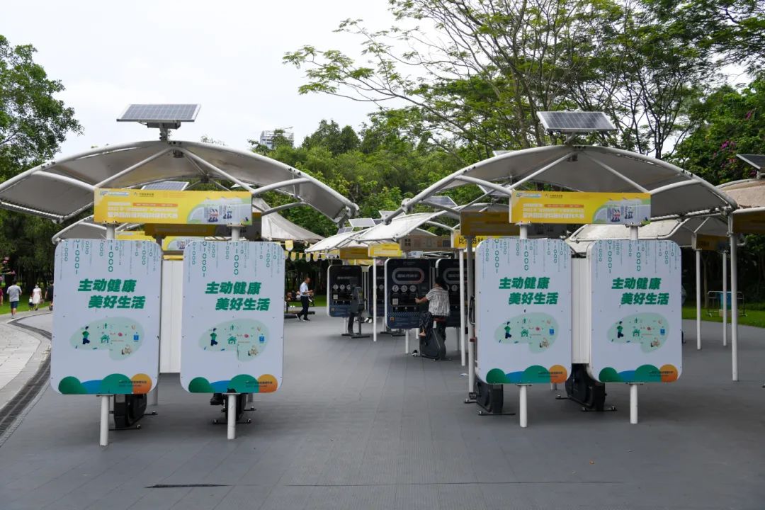 这是位于深圳市莲花山公园内的室外智能健身房（8月8日摄）。.jpg