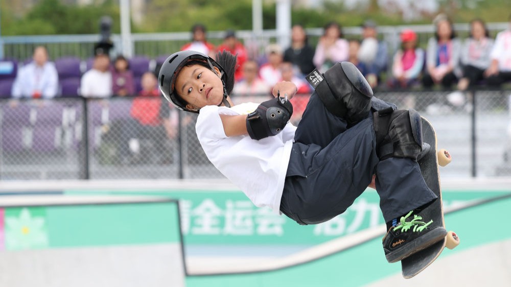 邹明珂获得滑板女子碗池赛冠军