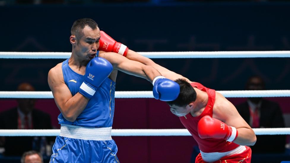 拳击男子92公斤以上级半决赛：巴依克吾孜·达那别克晋级