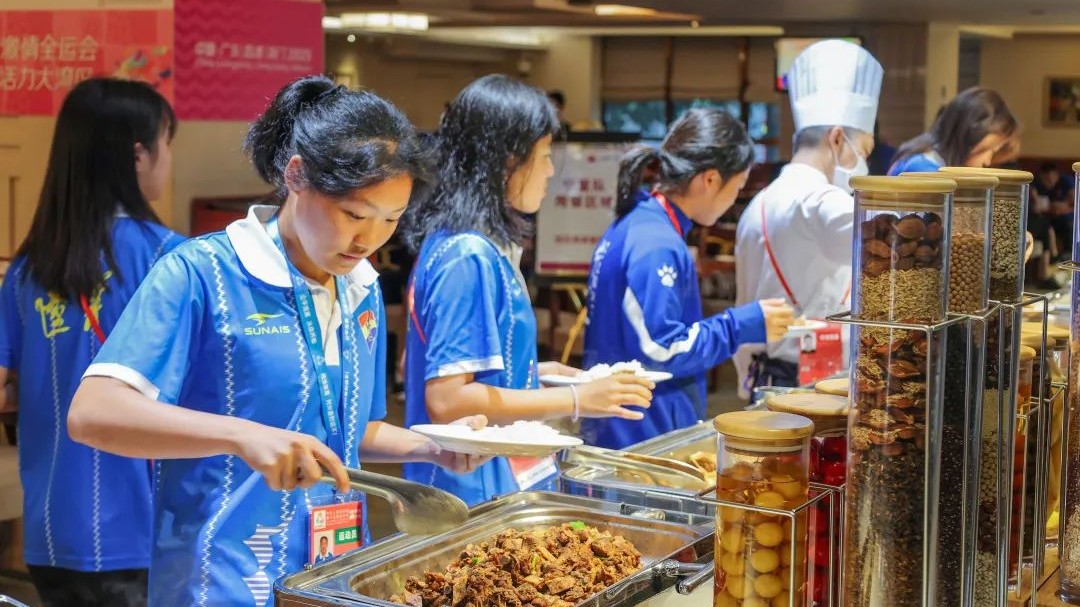 400人，全天候护航足球“小花”