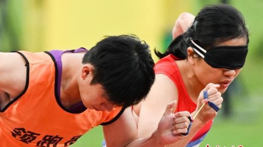全盲“女飞人”刘翠青残特奥会加冕“三冠”：感谢我另一双“眼睛”
