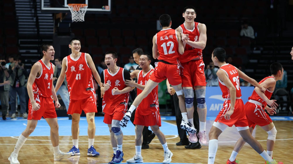 广东队获得篮球男子18岁以下组冠军