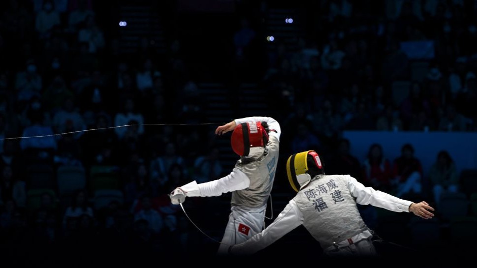 香港队获得击剑男子花剑团体冠军