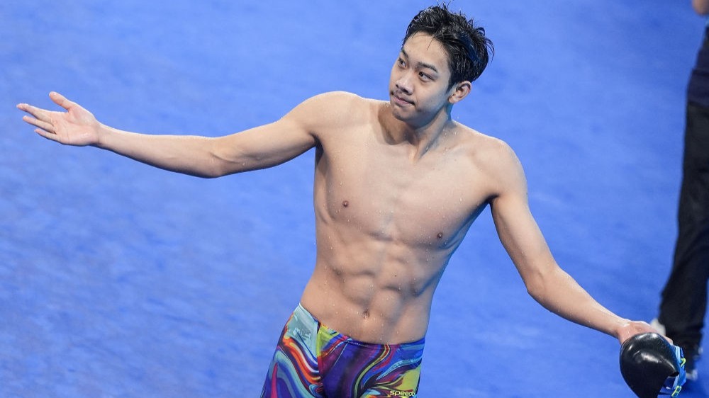 喜看游泳池里千层浪