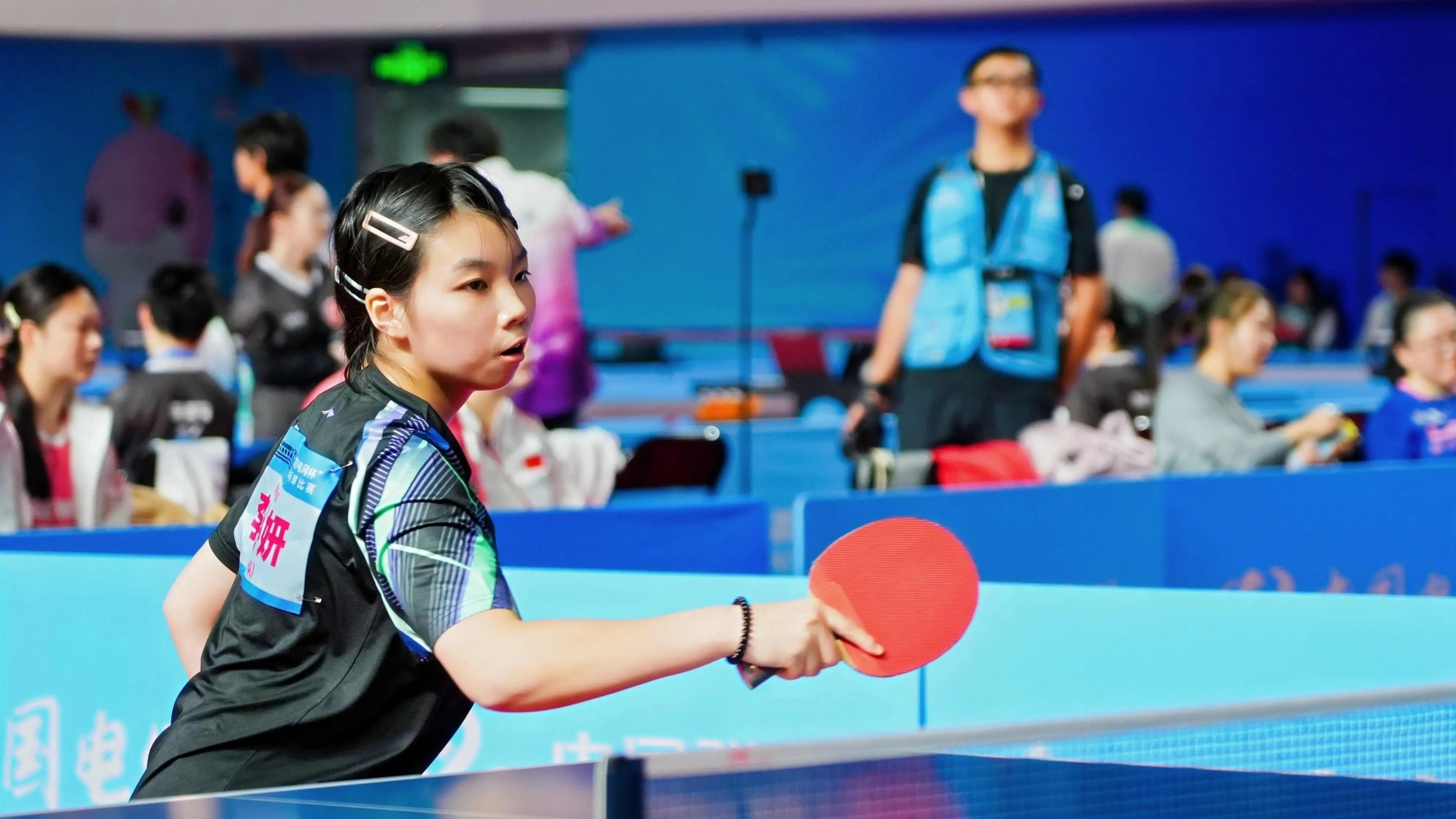 从小镇姑娘到金牌得主：18岁女孩单手圆梦乒乓球赛场