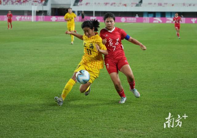 U16女足决赛,双方激烈拼抢。 U16女足决赛,双方激烈拼抢。