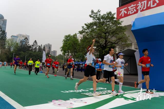 天体外围,“跑友”打卡全运会主赛场同款跑道。 天体外围,“跑友”打卡全运会主赛场同款跑道。