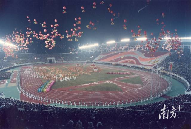 1987年11月,第六届全国运动会开幕式在广州天河体育场举行。资料图片 1987年11月,第六届全国运动会开幕式在广州天河体育场举行。资料图片