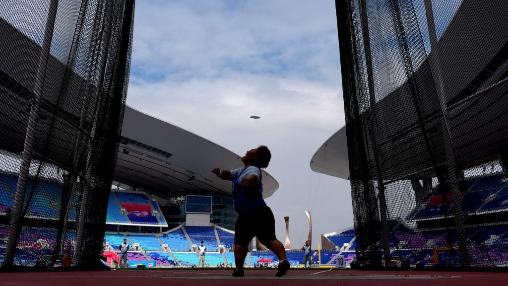 身高1米36的她，用铁饼推高人生抛物线